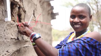 Solar statt Feuer: Frauen schaffen Strom in die Wüste