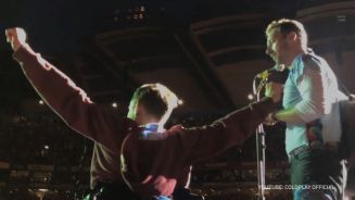 15 Minuten Ruhm: Chris Martin holt Fan auf die Bühne