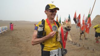Extrem hinterher: Hund folgt Läufer 123 KM durch Wüste